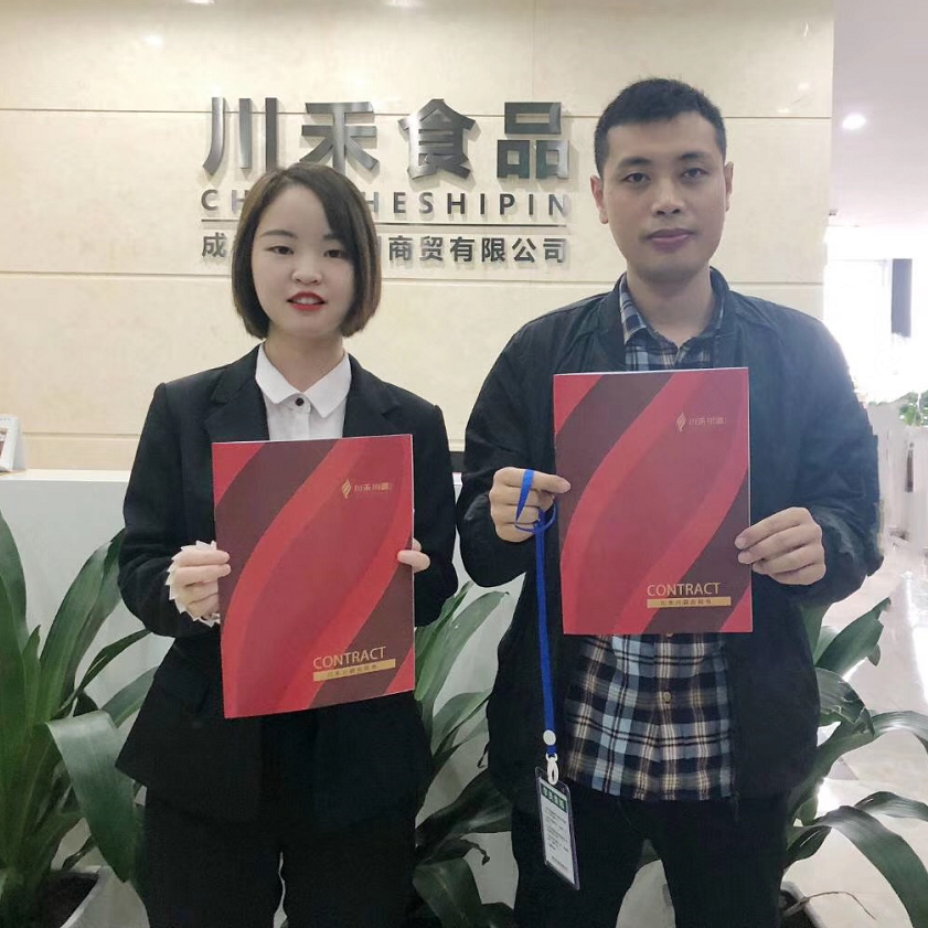 四川大邑卢总签约川禾川调火锅底料批发合作