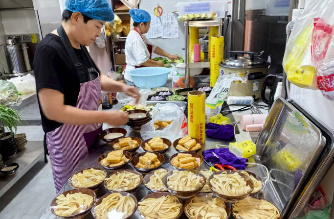 川禾川调:19年工厂直供火锅串串底料,全流程赋能餐饮开店(图1) 菜品培训.jpg
