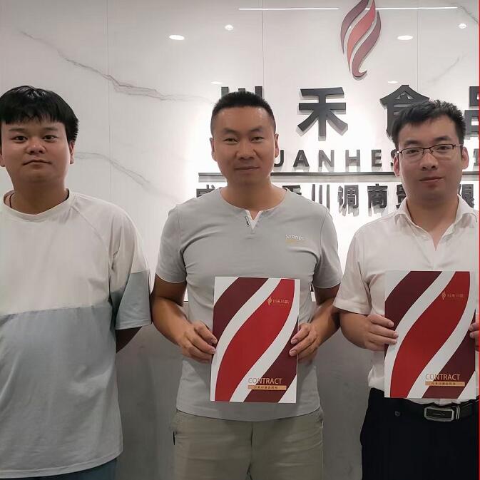 恭喜云南张总与川禾川调签约火锅底料批发定制合作